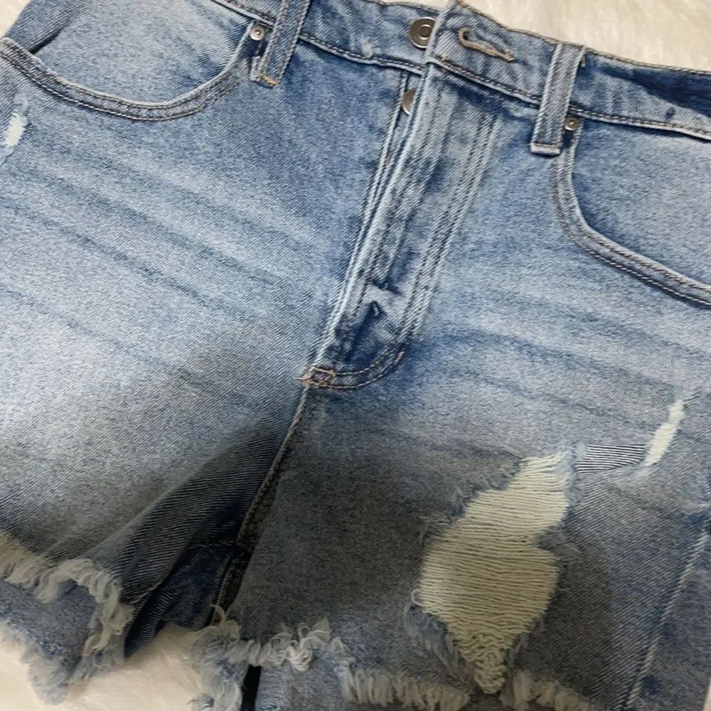 #52 Frayed shorts - Picture 4 of 4
